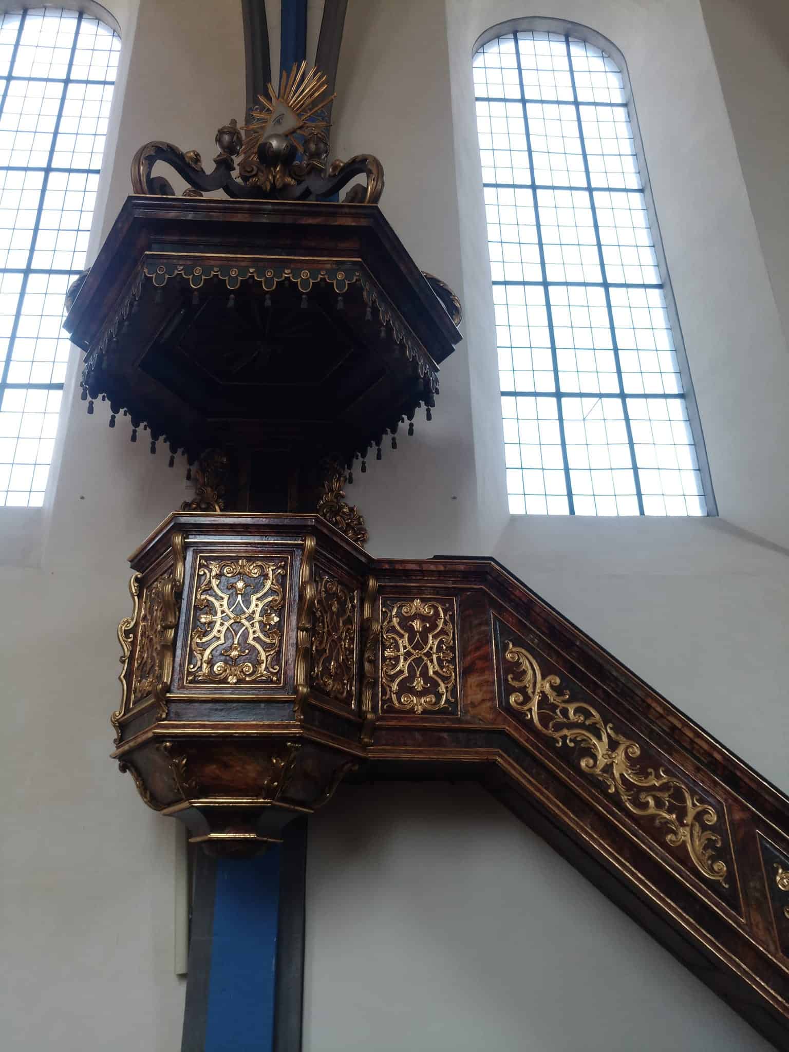 Kunstvolle Kirchenausstattung – Themenbild der Kanzeln und des kirchlichen Mobiliars