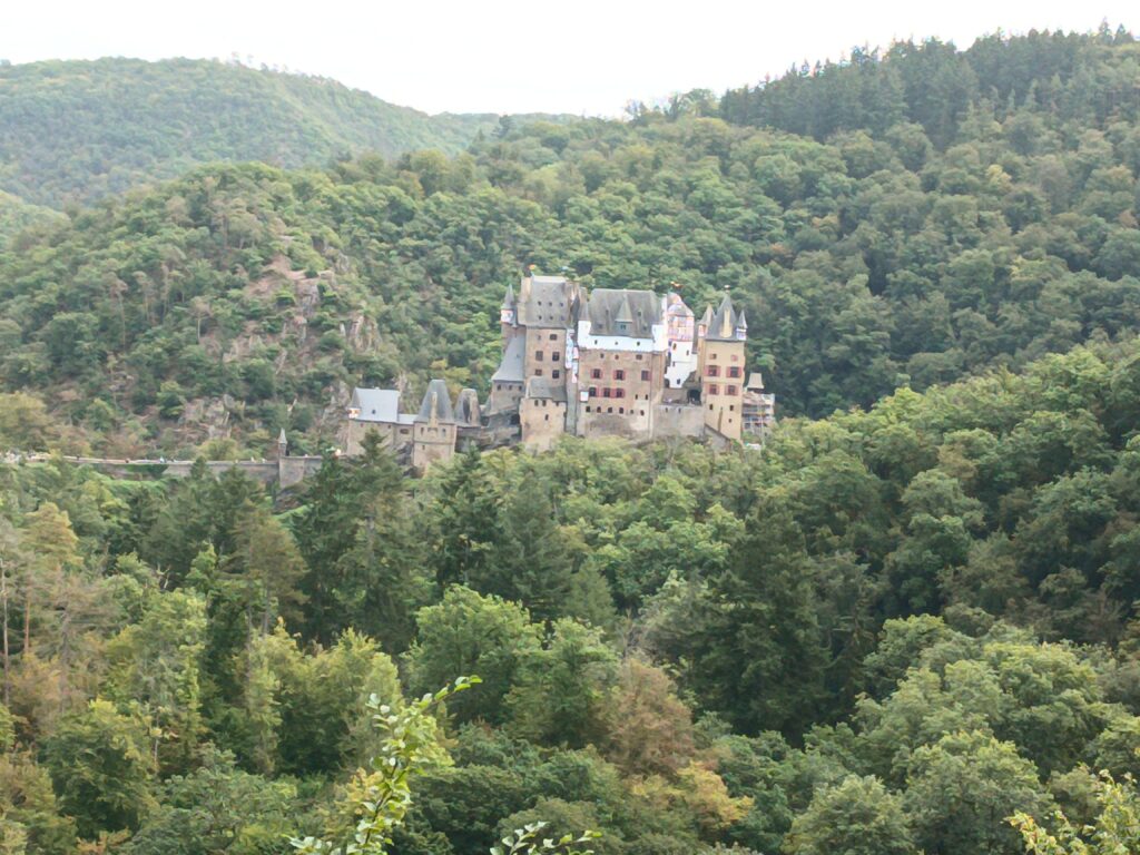 Seitenanblick auf Burg Eltz