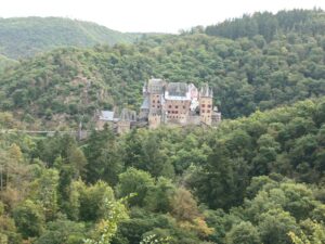 Seitenanblick auf Burg Eltz