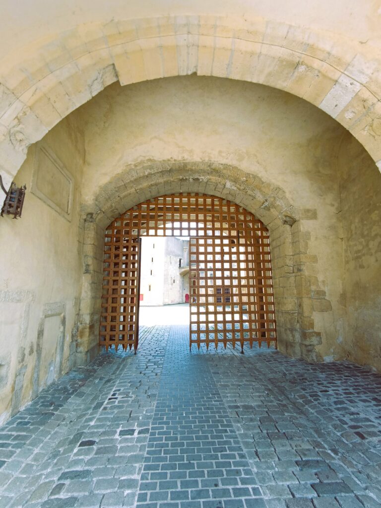 Innenansicht des Tor der Deutschen, die Gittertüren und gepflasterten Böden des historischen Stadttors