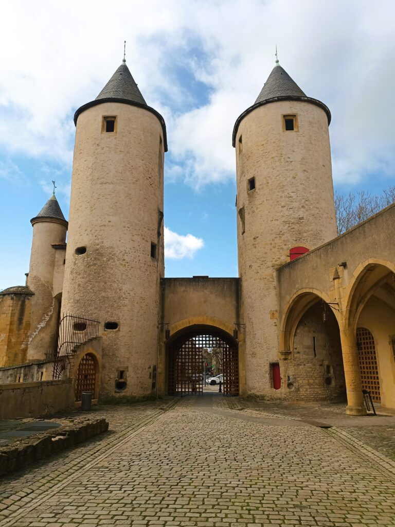 Das Tor der Deutschen in Metz, Nahaufnahme der Wachtürme und des befestigten Bogens