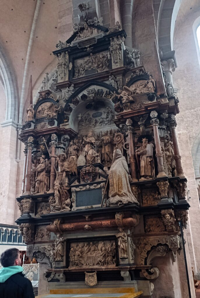 Seitenansicht des barocken Allerheiligenaltars im Trierer Dom mit Skulpturen und biblischen Darstellungen.