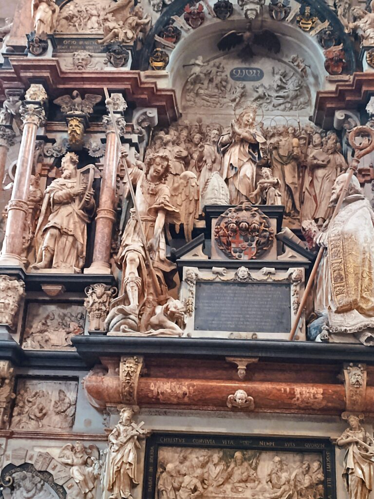 Zentrale Skulptur des Allerheiligenaltars im Trierer Dom mit Engeln und Heiligen.