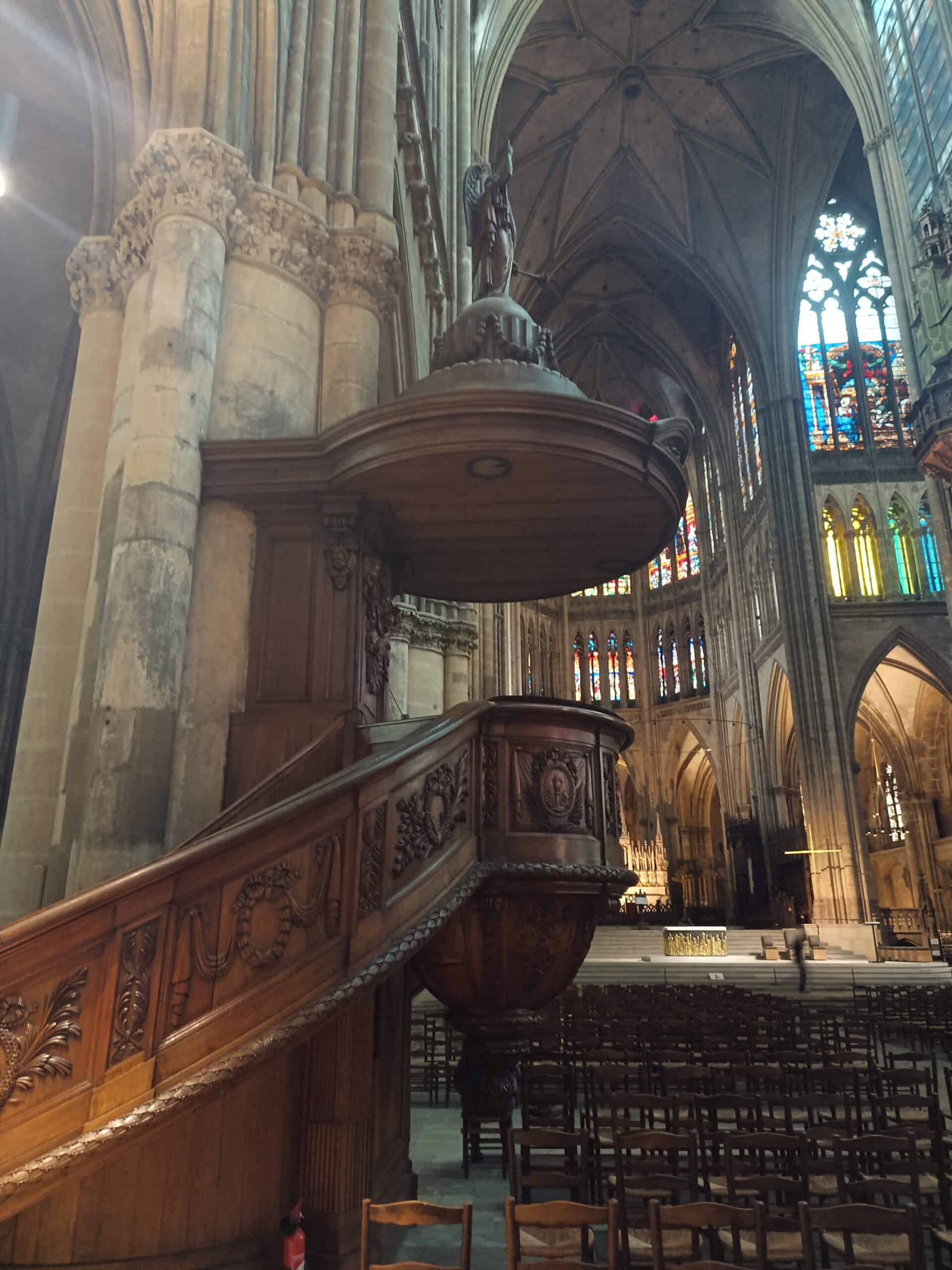 Holzkanzel im Dom Saint-Étienne