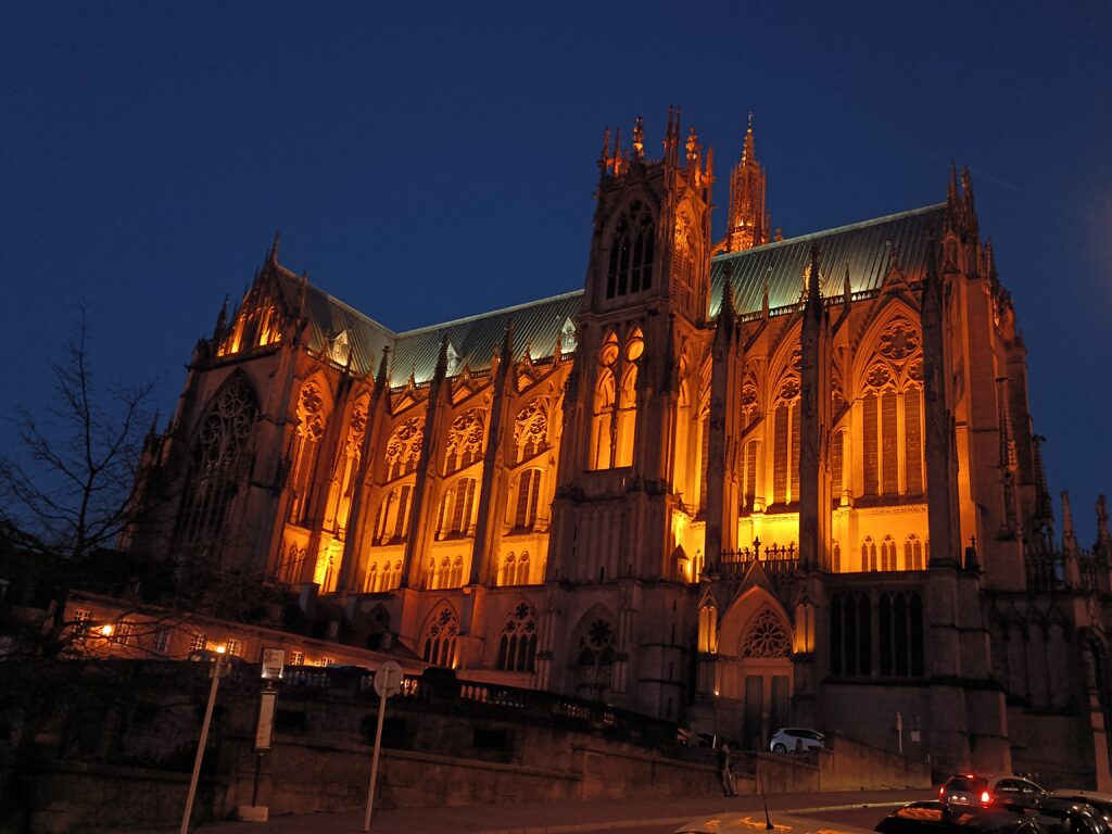 Bild von der Seite der Kathedrale Saint Etienne in Metz Frankreich