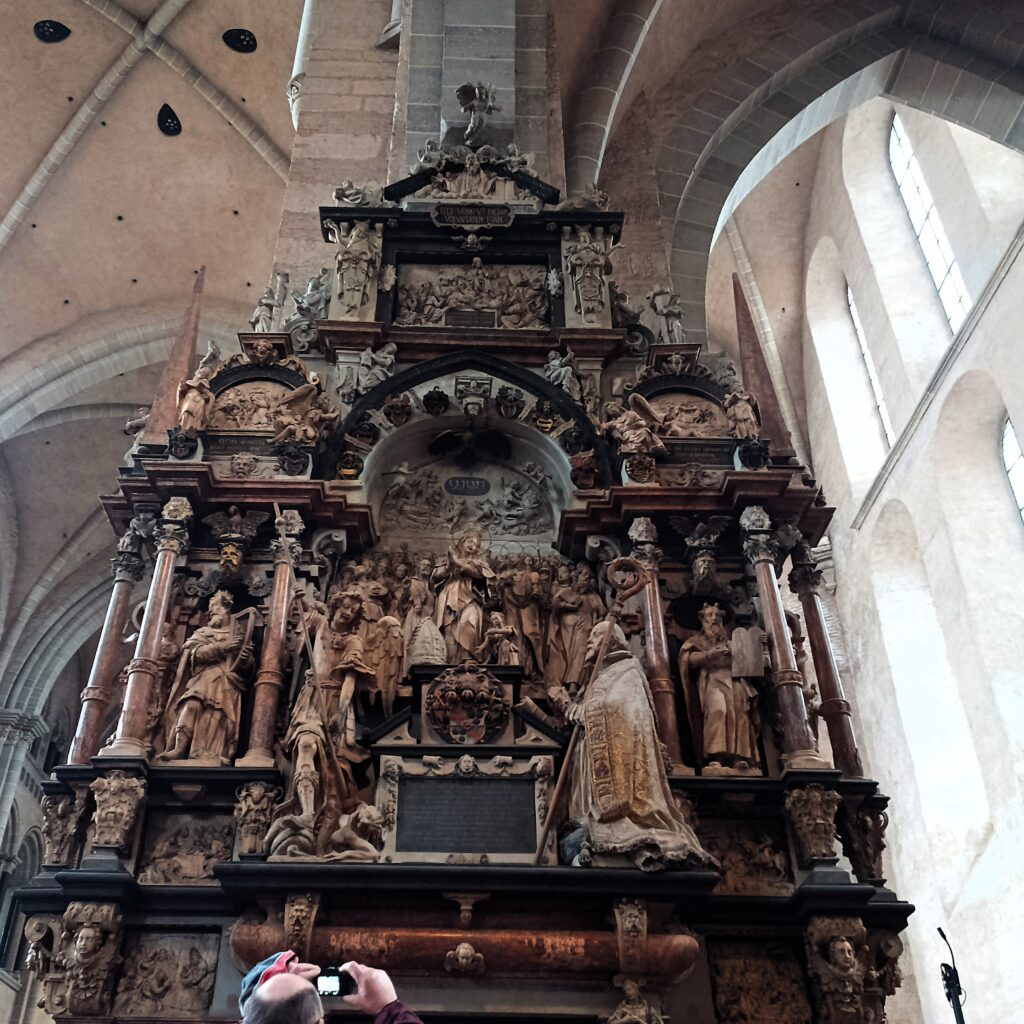 Gesamtansicht des barocken Allerheiligenaltars im Trierer Dom mit reichhaltigen Skulpturen und Verzierungen.