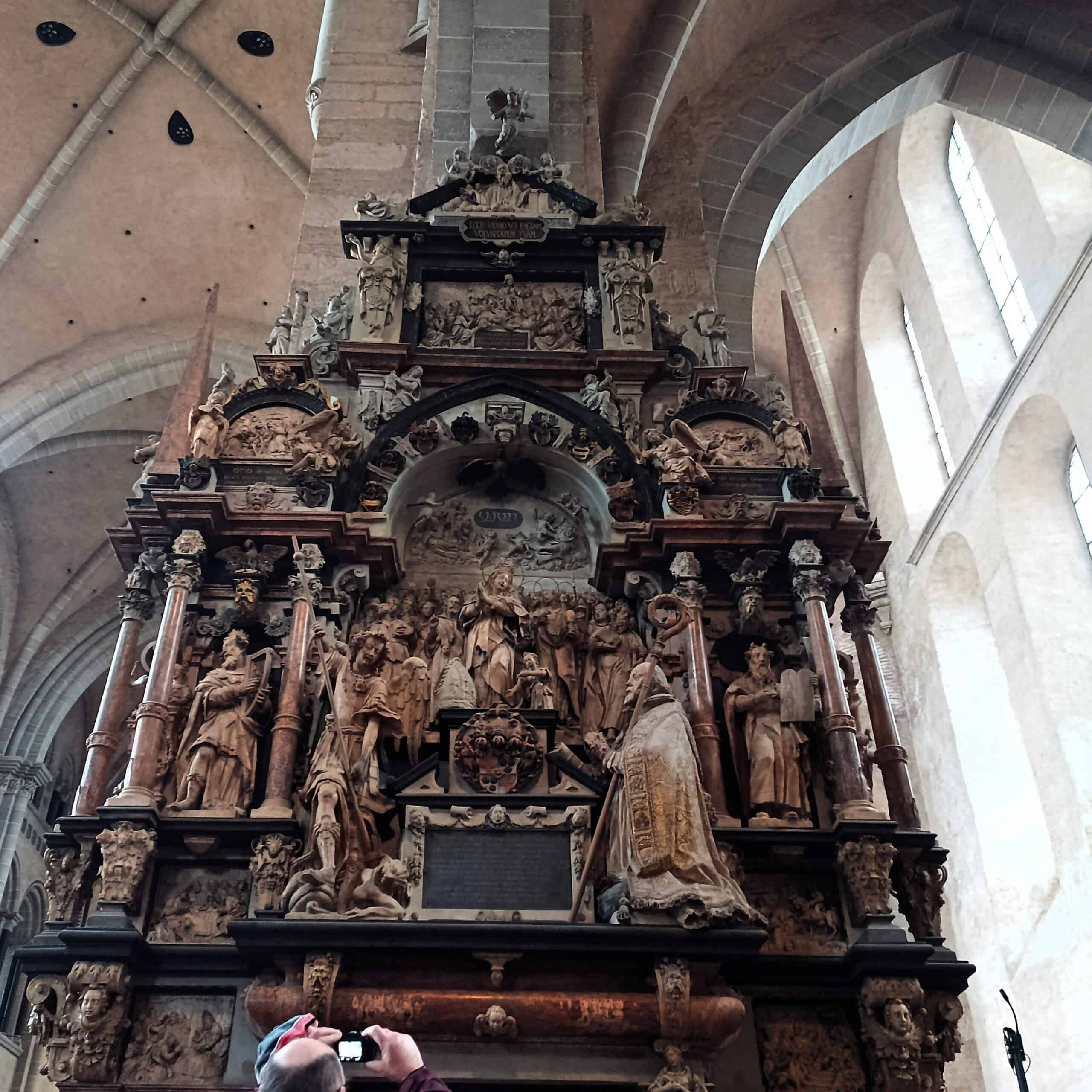 Allerheiligenaltar im Trierer Dom, ein reich gestaltetes Werk barocker Altarkunst