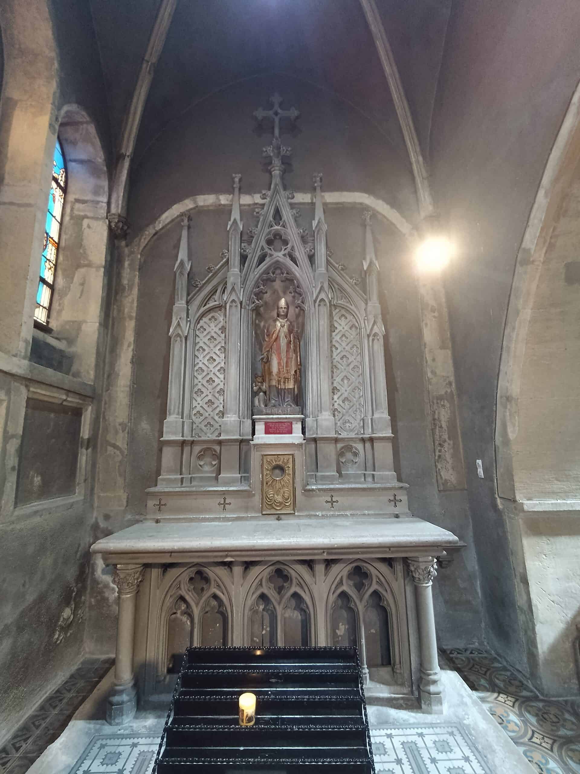 Neugotischer Altar mit Bischofsfigur in Église Saint-Eucaire (Metz) – Fotoansicht 1.