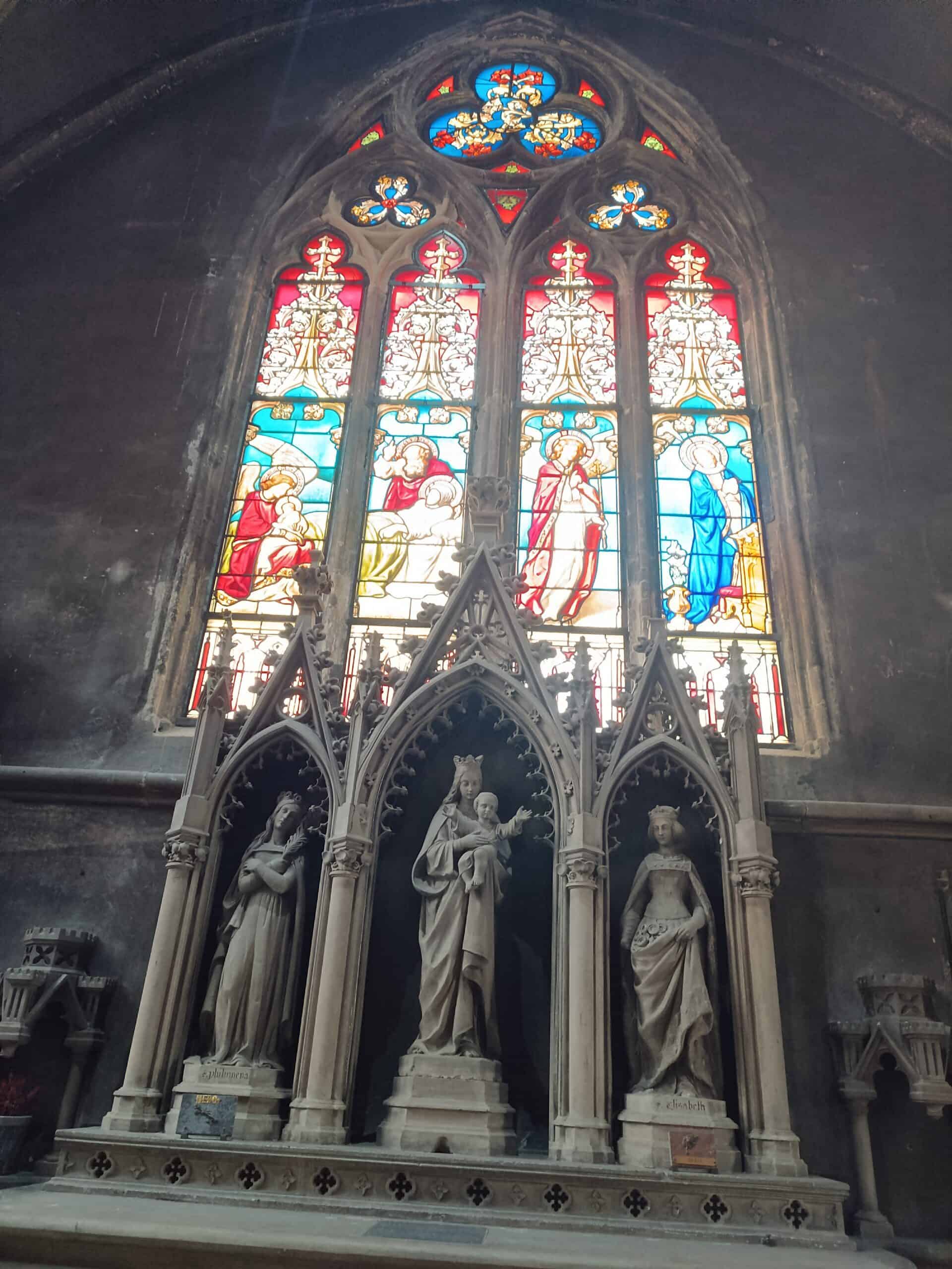 Neugotischer Figurenaltar mit drei Heiligen in Église Saint-Eucaire (Metz) – Fotoansicht 1.