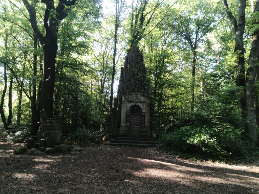 Bonn – Detailansicht der Basaltsäulen des Kaiser-Wilhelm-Denkmals auf dem Venusberg, die bis zu 8 Meter hoch aufragen und eine pyramidenartige Formation bilden.