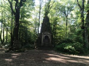 Bonn – Detailansicht der Basaltsäulen des Kaiser-Wilhelm-Denkmals auf dem Venusberg, die bis zu 8 Meter hoch aufragen und eine pyramidenartige Formation bilden.