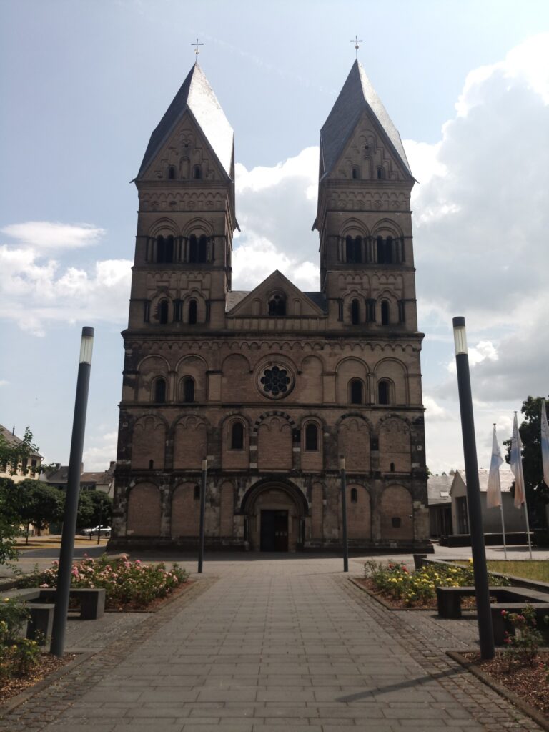 Gesamtansicht der Westfassade der Maria Himmelfahrt Kirche in Andernach mit ihren imposanten Doppeltürmen