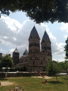 Gesamtansicht der Westfassade der Maria Himmelfahrt Kirche in Andernach mit ihren imposanten Doppeltürmen