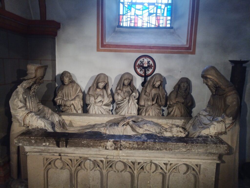 Grablegungsgruppe in der Maria Himmelfahrt Kirche Andernach mit lebensgroßen Figuren von Nikodemus, Josef von Arimathäa und trauernden Frauen um den Leichnam Christi