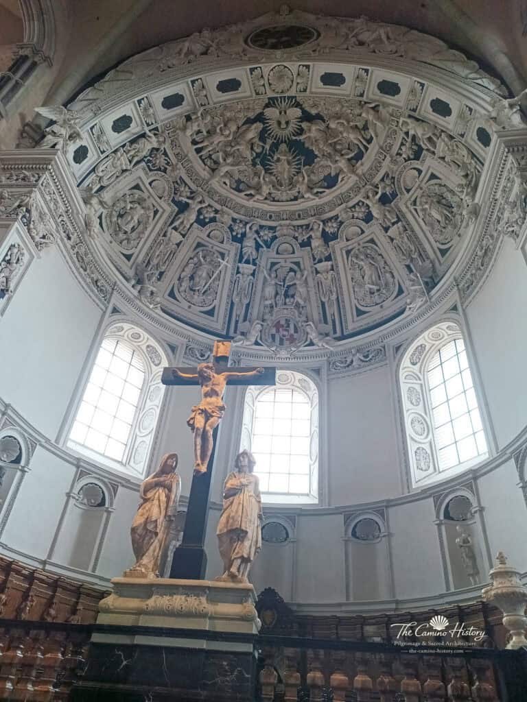 Historische Decken- und Wandgestaltung mit Stuck und Malerei – Trierer Dom.
