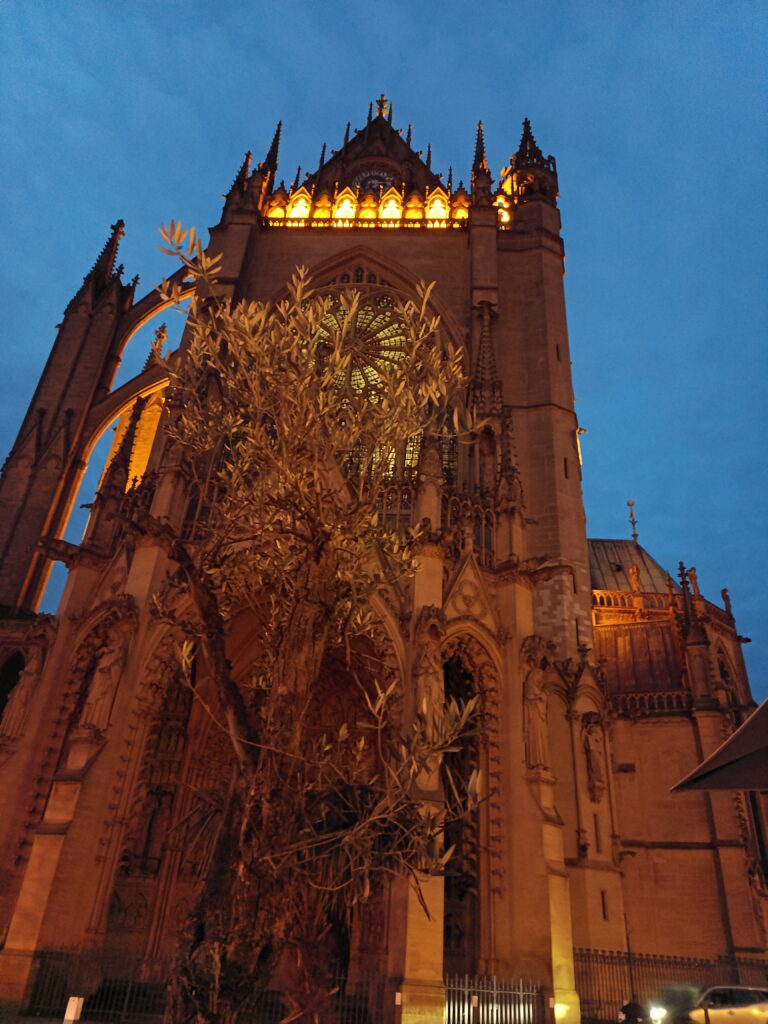 Kathedrale Saint Etienne in goldenem Abendlicht, gotische Fassade bei Dämmerung