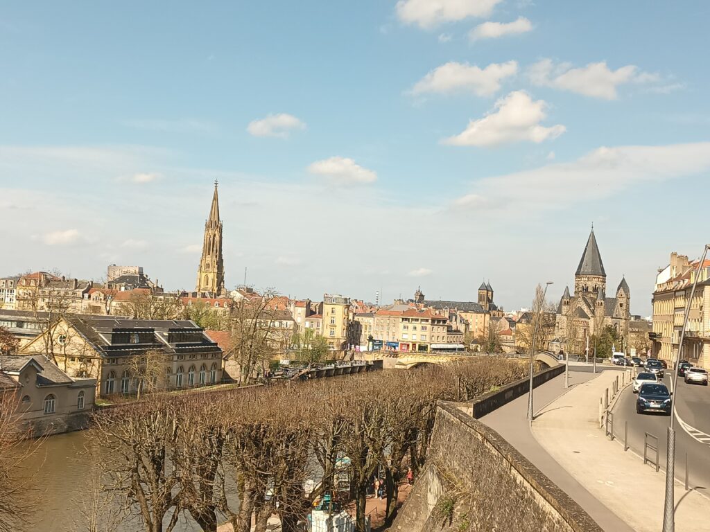 Flusslandschaft mit Blick auf Brücke und Kirchturm bei Sonnenuntergang