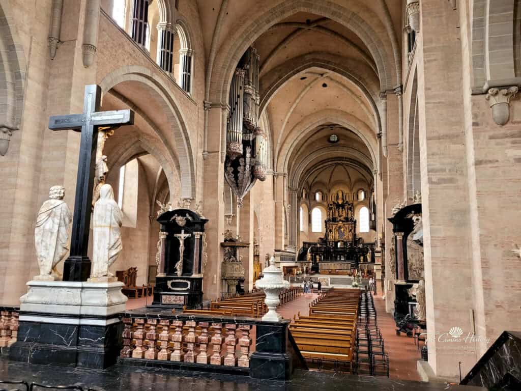 Trier Dom Blick vom Altarbereich 1 Wasserzeichen
