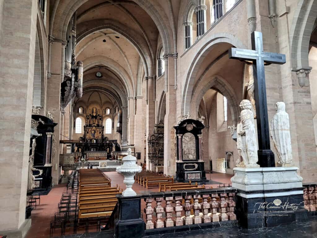 Trier Dom Blick vom Altarbereich 7 Wasserzeichen