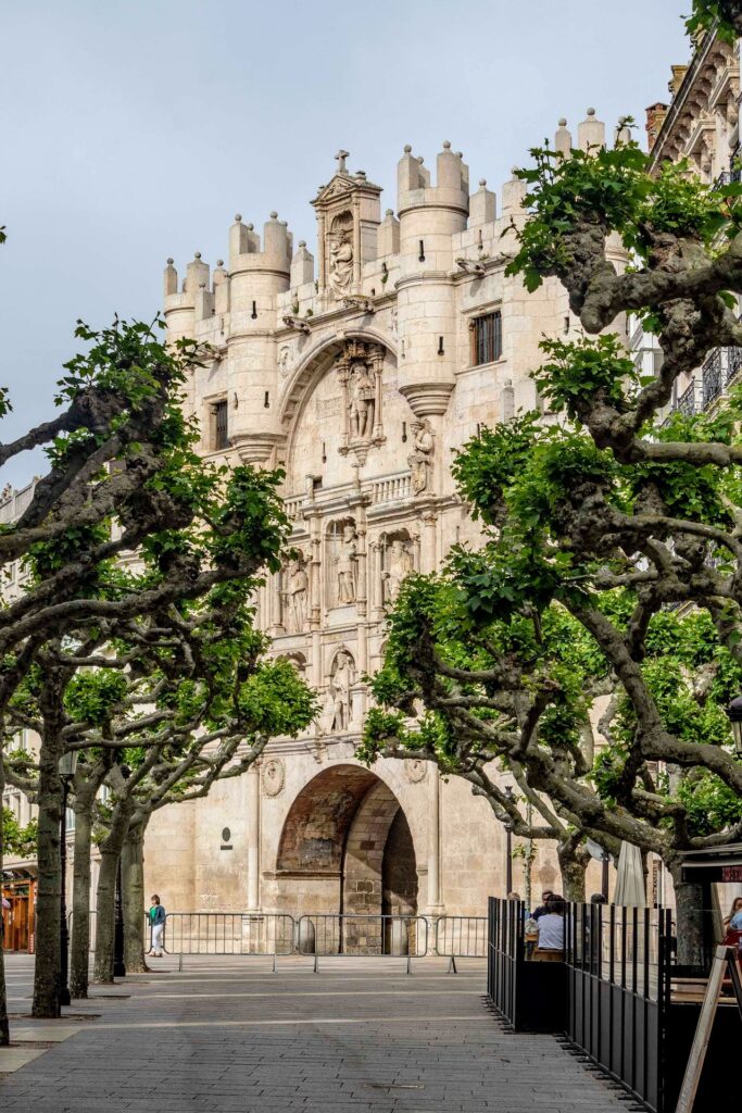 Arco de Santa María, Burgos – Ein historisches Tor und beeindruckendes Bauwerk entlang der spanischen Pilgerwege