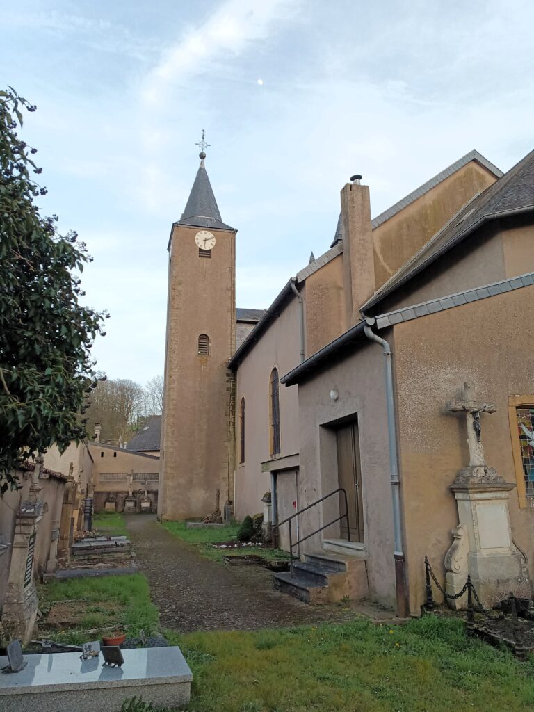 Nahaufnahme des Glockenturms der Église St Rémy in Kédange-sur-Canner mit Details aus dem 18. Jahrhundert.