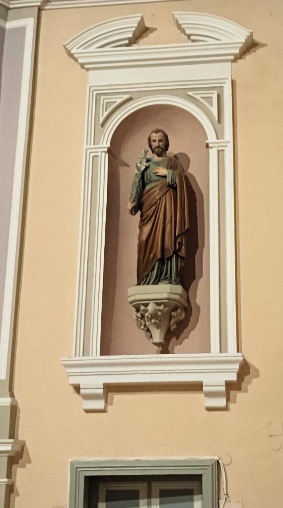 Statue des Heiligen Josef mit Lilie in einer Nische der Apsis der Kirche