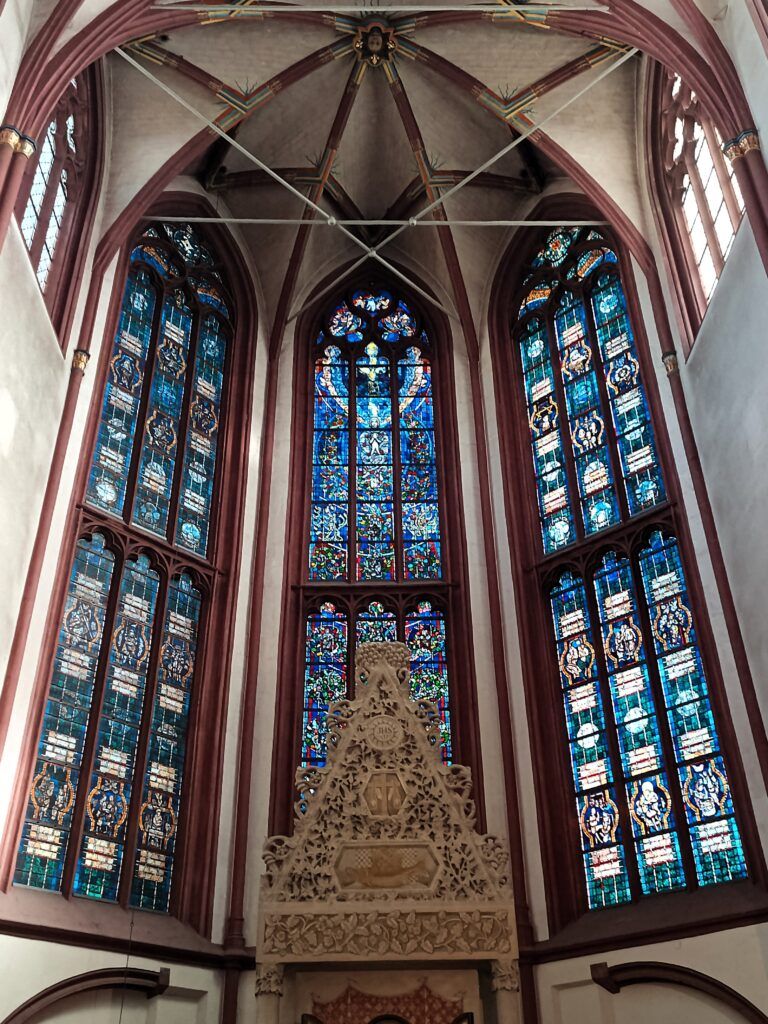 Chorfenster der Liebfrauenkirche in Koblenz, gestaltet von Hans Gottfried von Stockhausen.