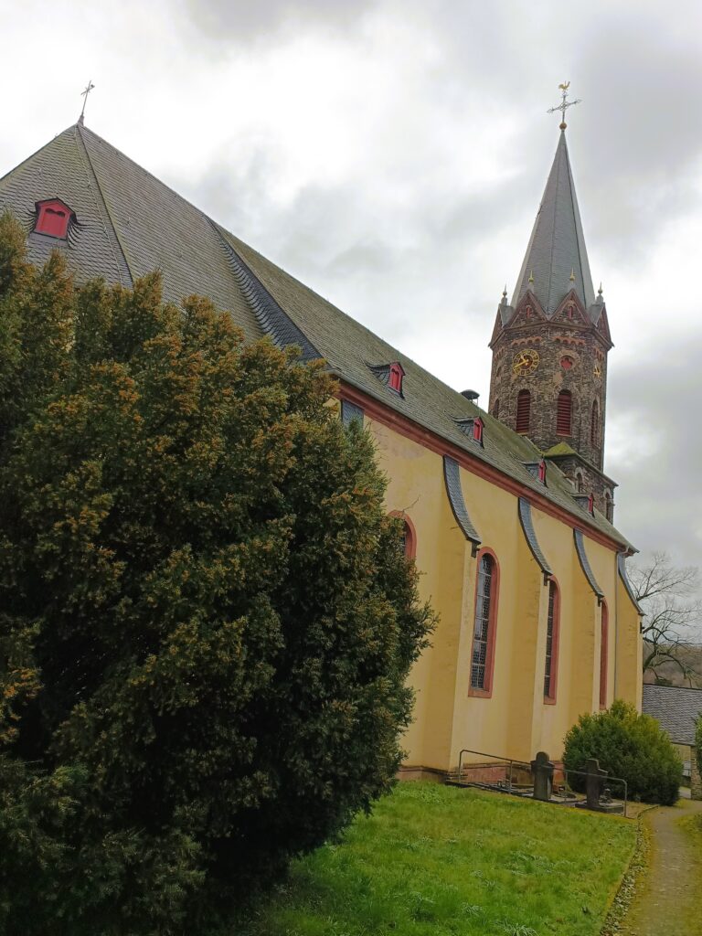 Seitenansicht der Kirche St. Peter in Lieser mit Blick auf das Kirchenschiff und den Turm.