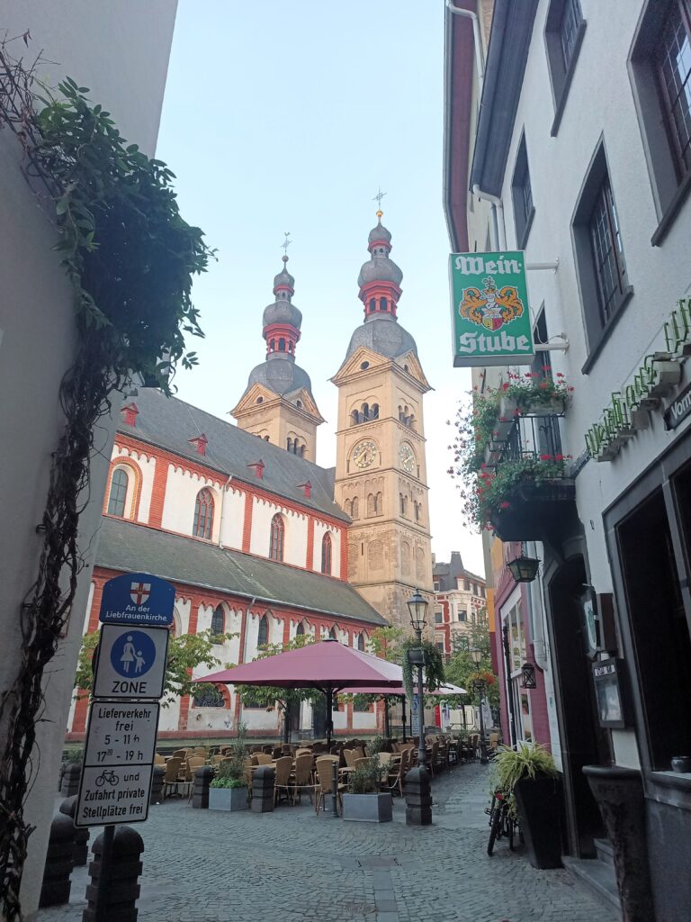 Blick auf die Liebfrauenkirche in Koblenz durch eine malerische Gasse.