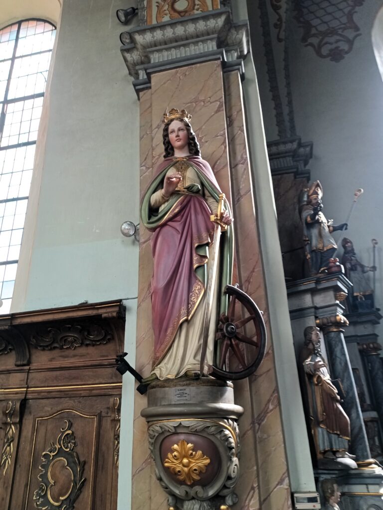 Statue der heiligen Katharina von Alexandrien in der Kirche St. Peter in Lieser mit Schwert und Rad als Märtyrerattribute