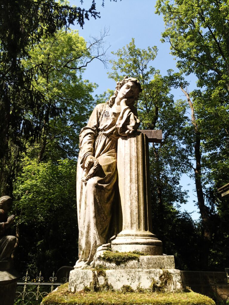 Statue eines Engels auf dem Friedhof vor der Michaelskapelle in Bad Godesberg.