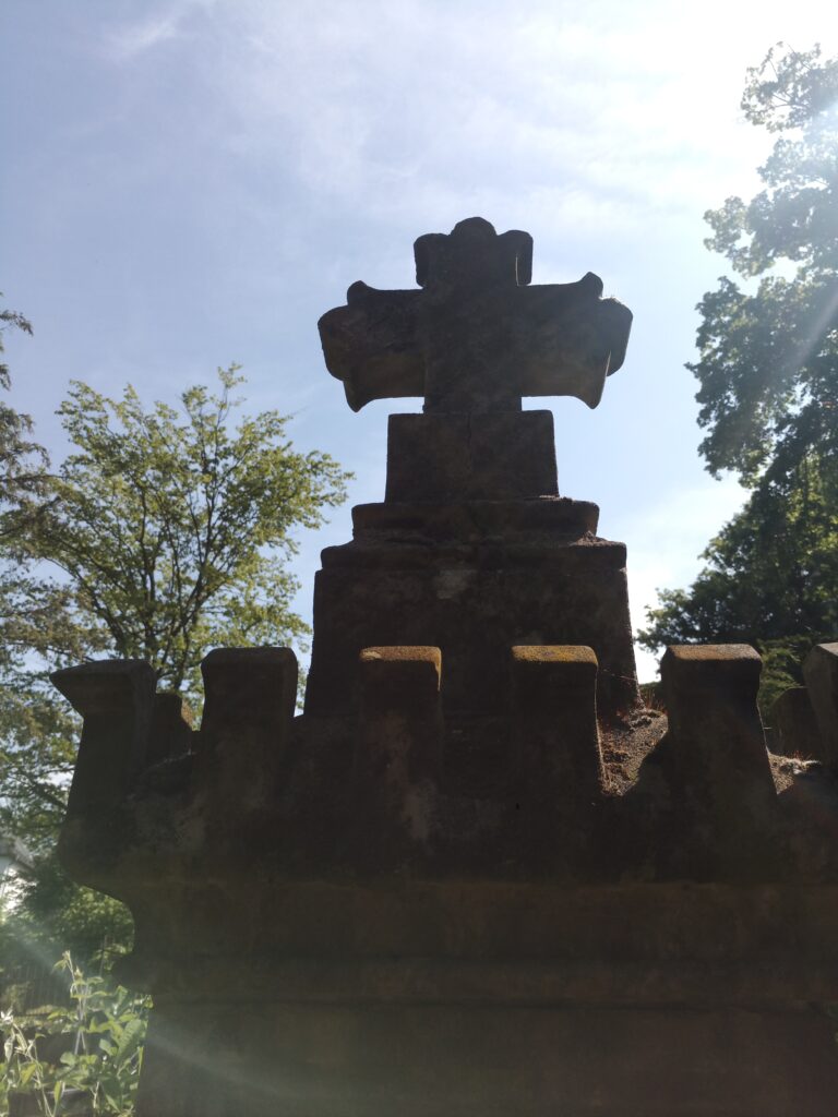 Kreuz aus Stein auf dem Friedhof vor der Michaelskapelle in Bad Godesberg.