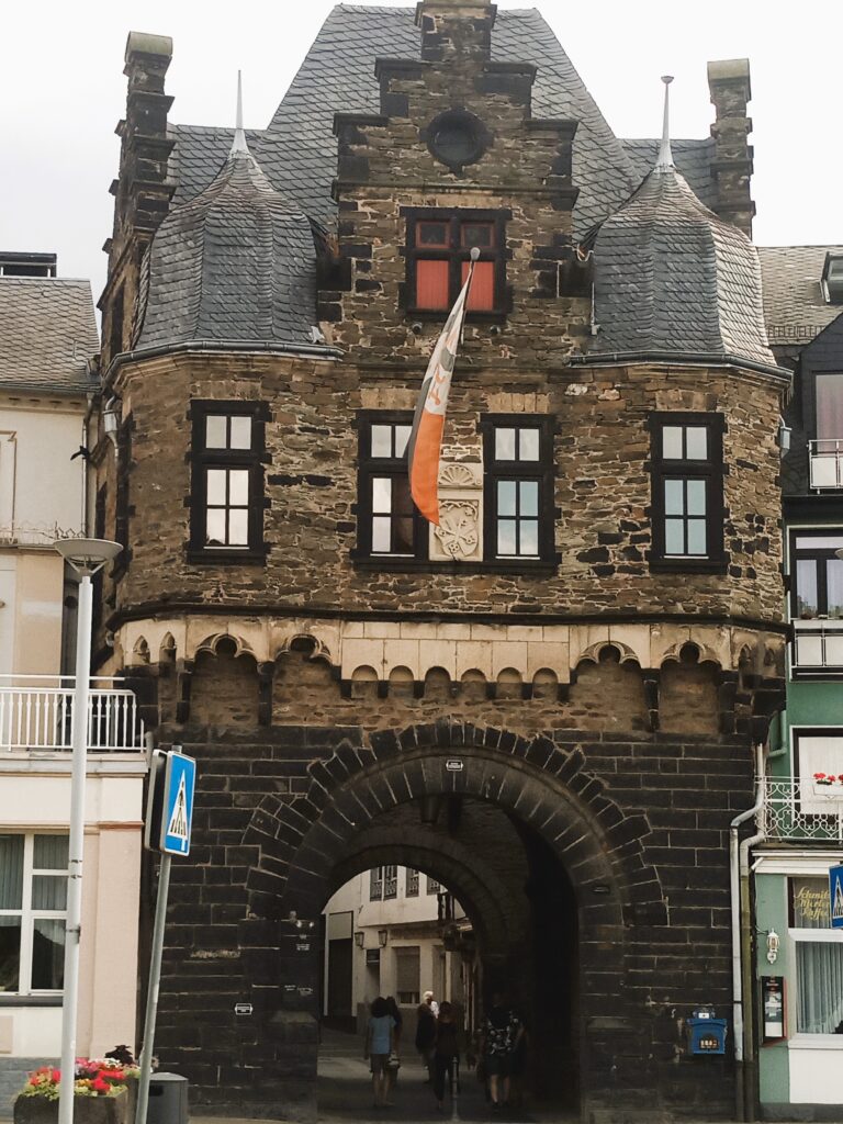 Das Rheintor in Andernach, Außenansicht mit den charakteristischen Türmen und dem Spitzbogen. Historisches Stadttor des Rheinlandes.