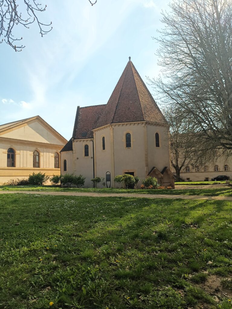 Außenansicht der Templerkapelle (Chapelle des Templiers) in Metz, mit Blick auf das achteckige Hauptgebäude und den gepflegten Garten.