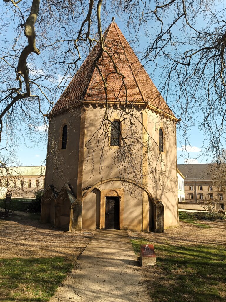 Eingangsbereich der Templerkapelle (Chapelle des Templiers) in Metz, mit einem Rundbogenportal und gotischen Details.