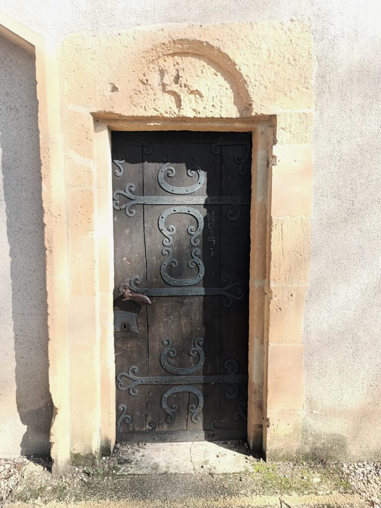 Historische Eingangstür der Templerkapelle (Chapelle des Templiers) in Metz, mit kunstvollen Eisenverzierungen.