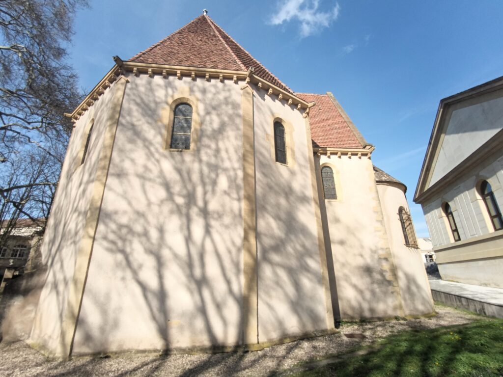 Rückansicht der Templerkapelle (Chapelle des Templiers) in Metz, mit den charakteristischen Fenstern und der achteckigen Struktur.