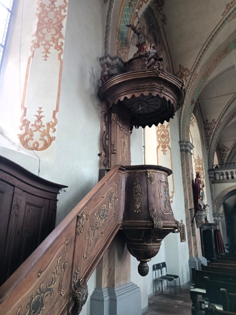 Barocke Kanzel aus Holz in der Kirche St. Peter in Lieser mit reichem Schnitzwerk und Figuren der vier Evangelisten