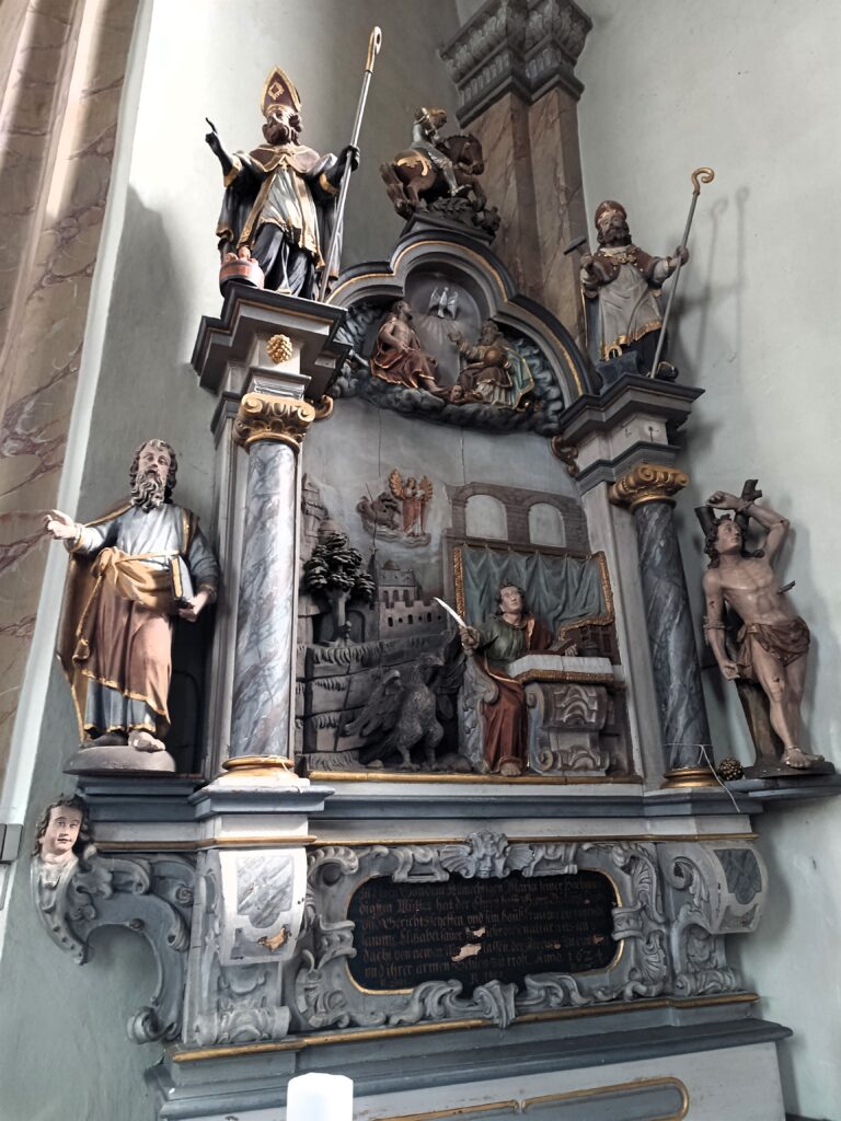 Johannesaltar von 1624 in der Kirche St. Peter in Lieser mit figürlichen Szenen und Heiligendarstellungen