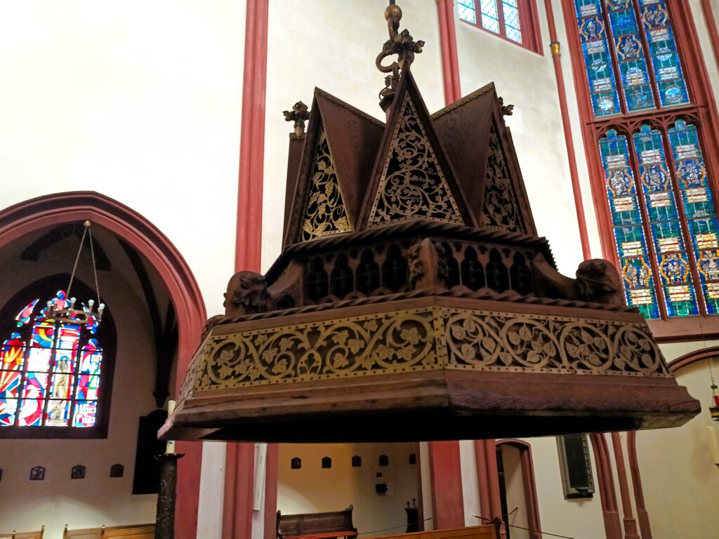 Gotischer Taufdeckel der Liebfrauenkirche in Koblenz mit filigranen Durchbrüchen und Verzierungen.