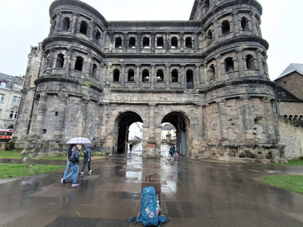 Porta Nigra in Trier, Außenansicht bei Tageslicht mit klar sichtbaren römischen Architekturelementen und massiven Türmen.