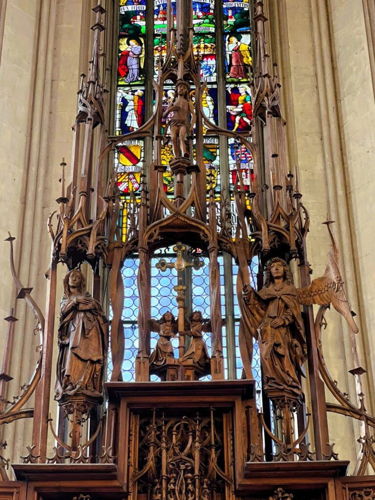 Detailansicht der Heilig-Blut-Reliquie im Heiligblut-Altar von Tilman Riemenschneider.