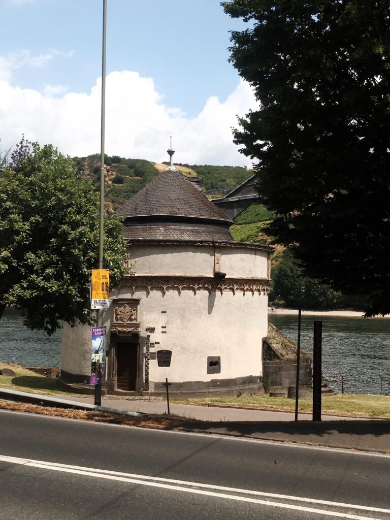 Der Alte Krahnen von Andernach, ein historischer Steinkran aus dem 16. Jahrhundert, mit Blick auf den Rhein.