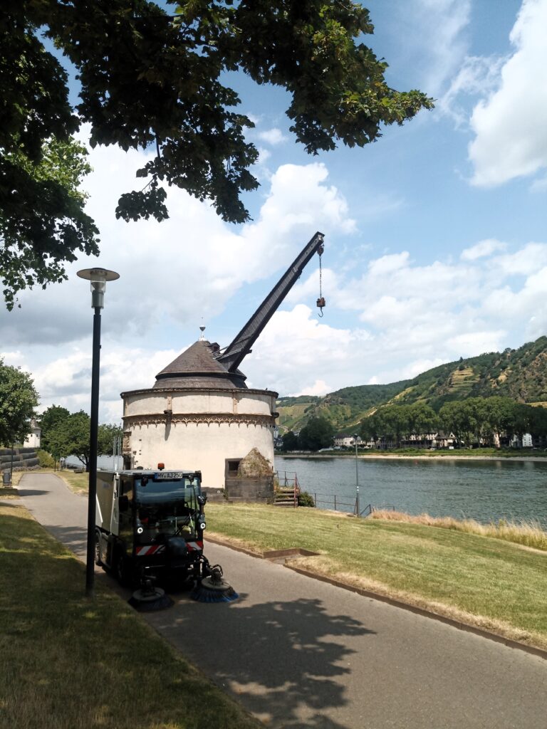 Der Alte Krahnen von Andernach, ein historischer Steinkran aus dem 16. Jahrhundert, mit Blick auf den Rhein.