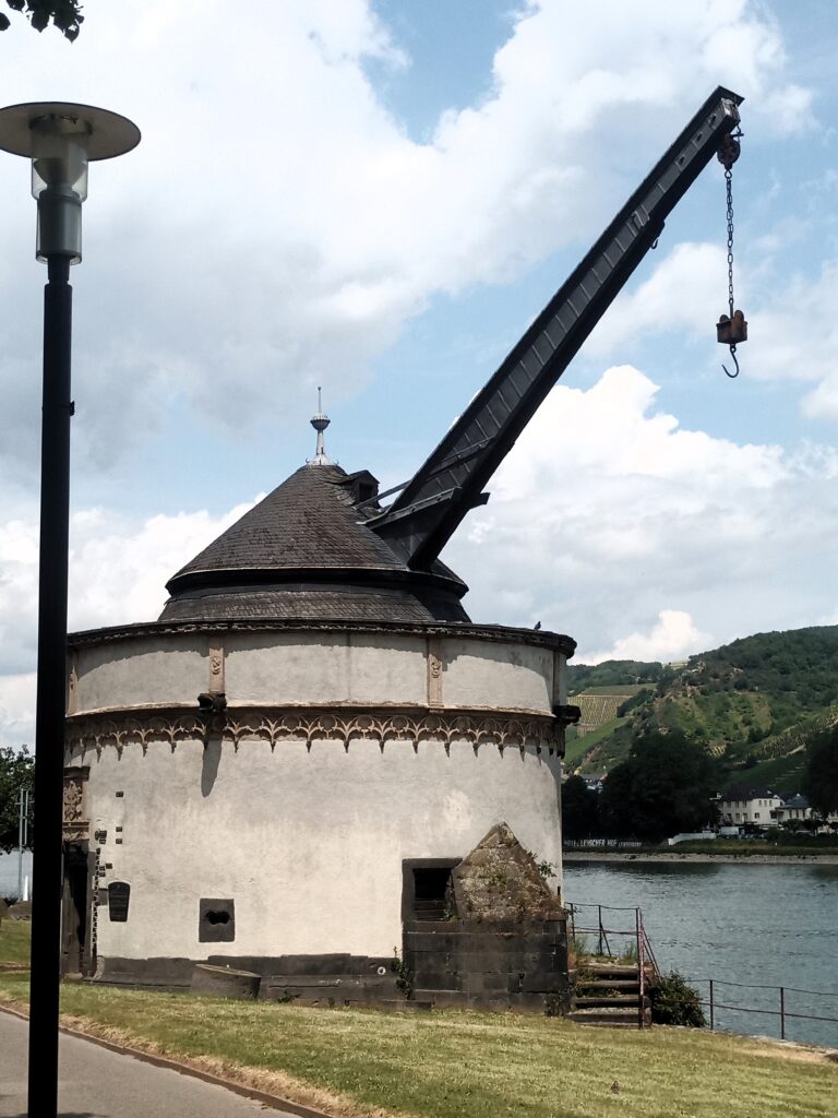 Nahaufnahme des Alten Krahnen von Andernach, der die historischen Verladefunktionen zeigt.