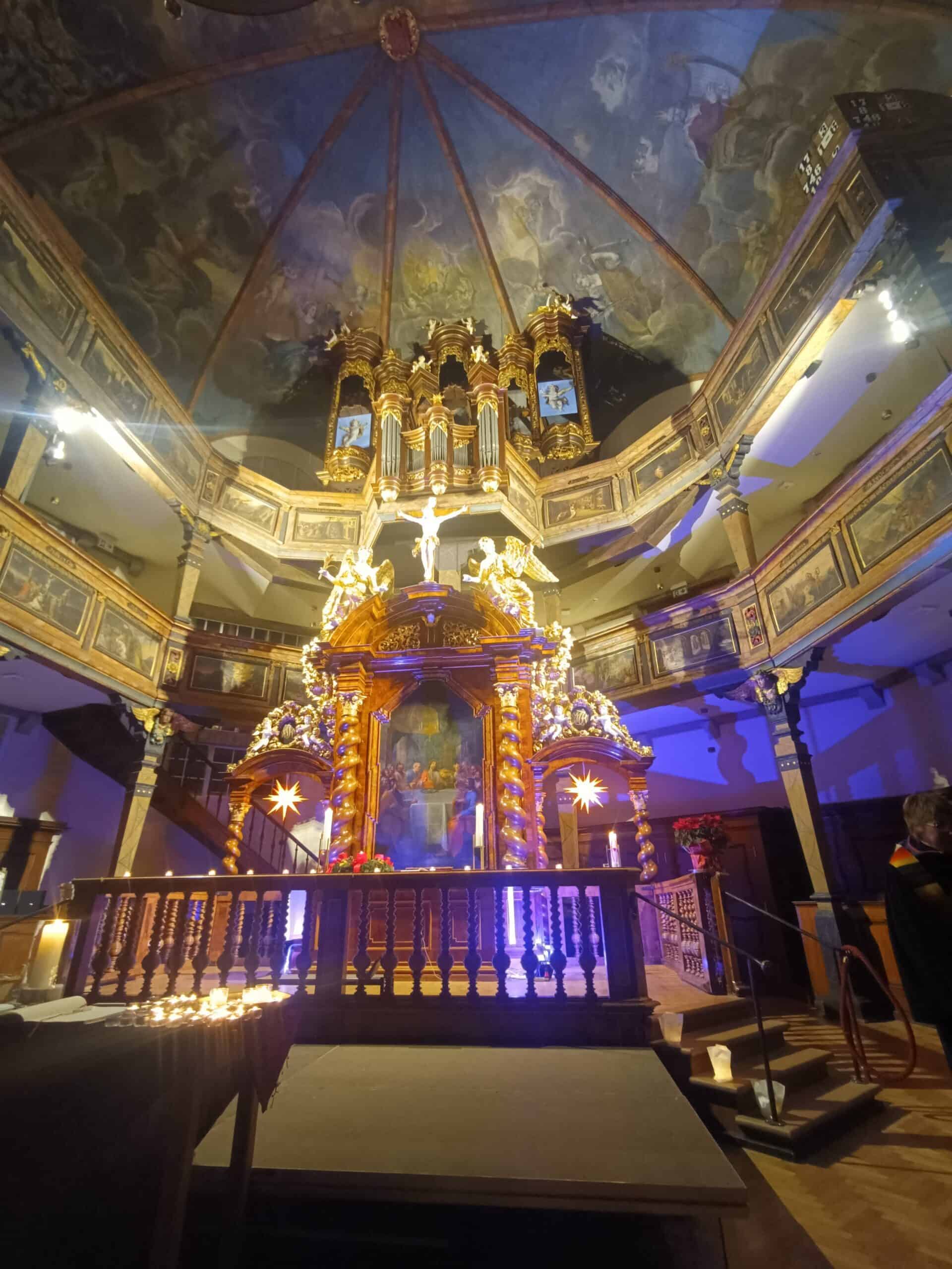 Historische Freskengalerie 234 Dreifaltigkeitskirche Speyer: Innenraum mit Orgelempore und den darüber angeordneten barocken Deckenmalereien