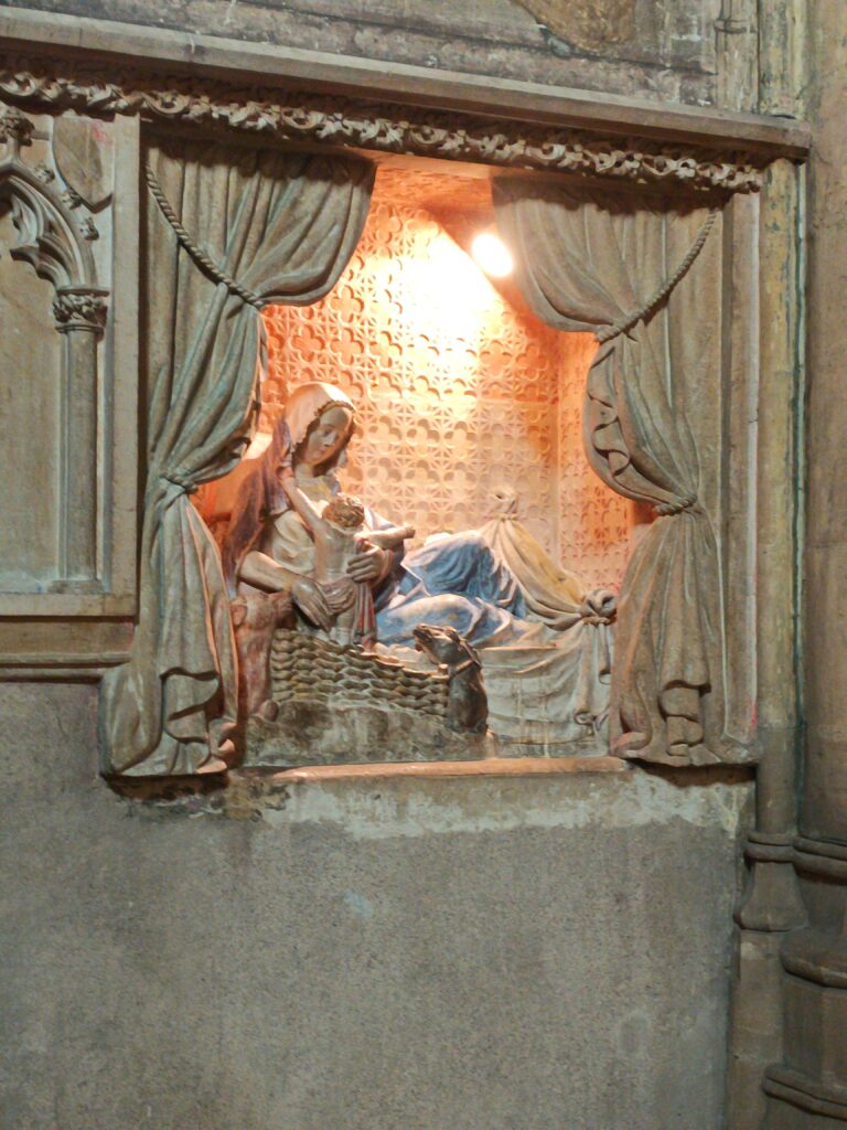 Metz – Wandmalerei & Grabdenkmal (Église Saint-Martin) | Kunstschatz aus dem 16. Jahrhundert 5 Flachrelief der Geburt Christi unterhalb des Wandgemäldes im Grabdenkmal der Familien Baudoche de Heu-Gronays