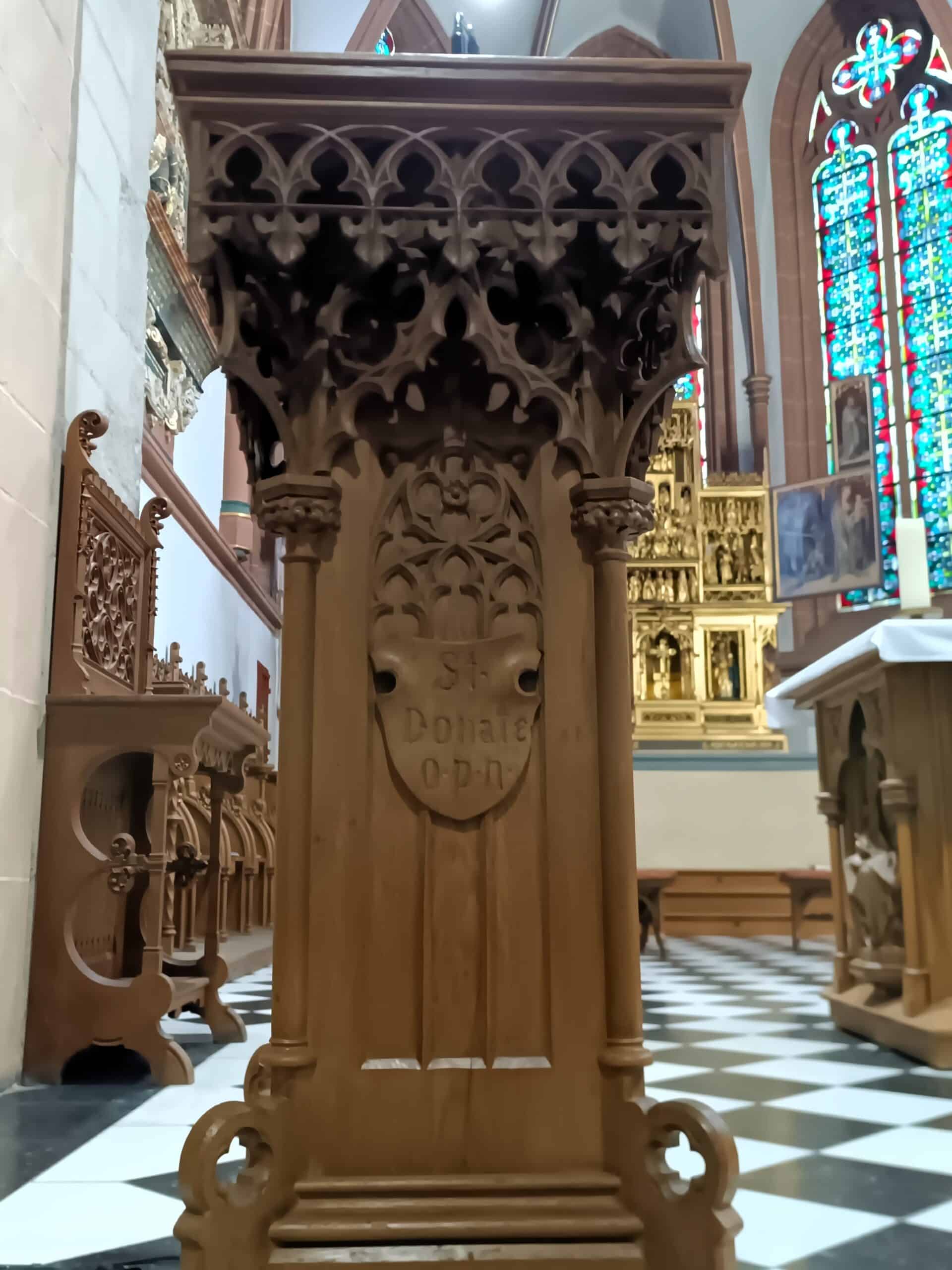 Geschnitztes Holz-Lesepult – St. Martin Euskirchen