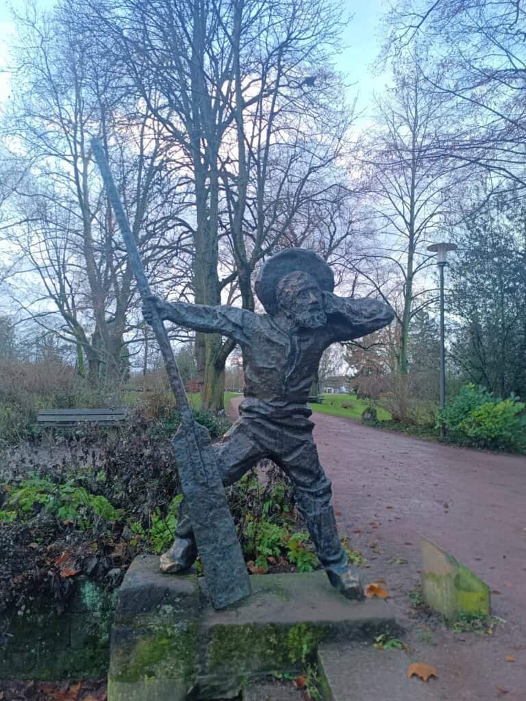 Bronzeskulptur Fährmann hol’ über im Domgarten Speyer – Werk von Günther Zeuner, 1987