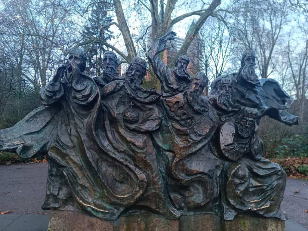 Detailansicht der Skulpturengruppe Fährmann hol’ über – Pfälzer Jakobsweg, Speyer